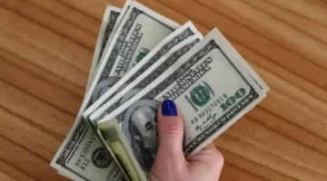 استقرار الدولار عند 50 جنيها في 4 بنوك مصرية يثير تساؤلات المتعاملين